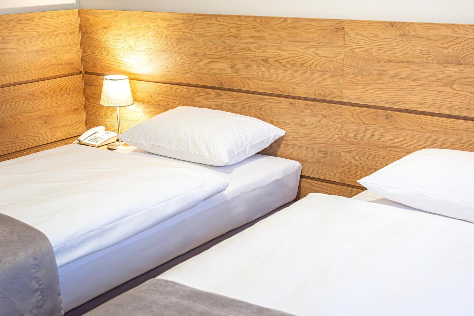 Novy Hotel Zielona Gora  Bagian luar foto