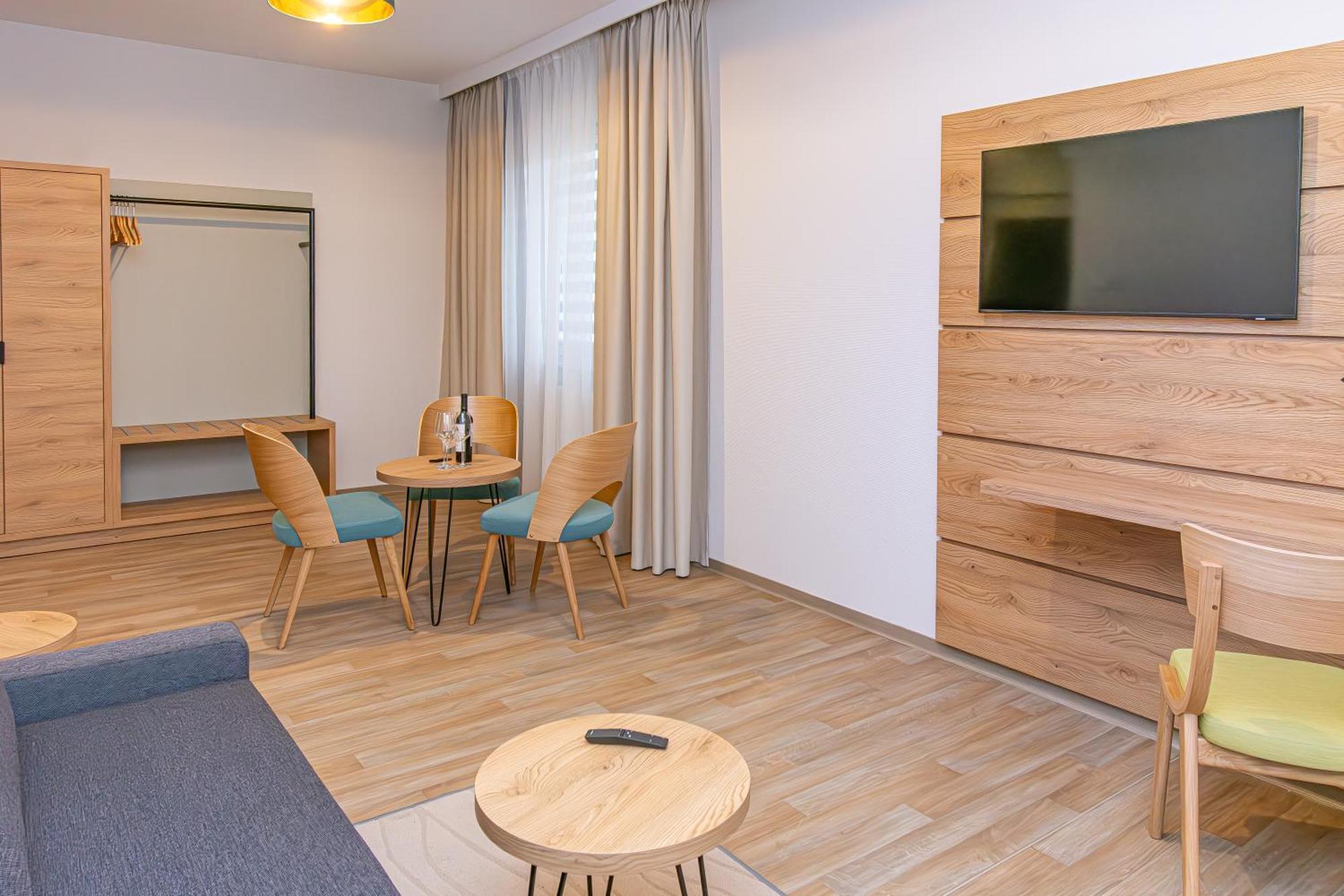 Novy Hotel Zielona Gora  Bagian luar foto