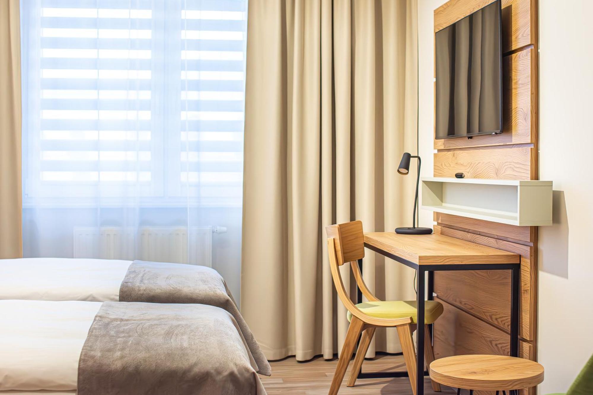 Novy Hotel Zielona Gora  Bagian luar foto