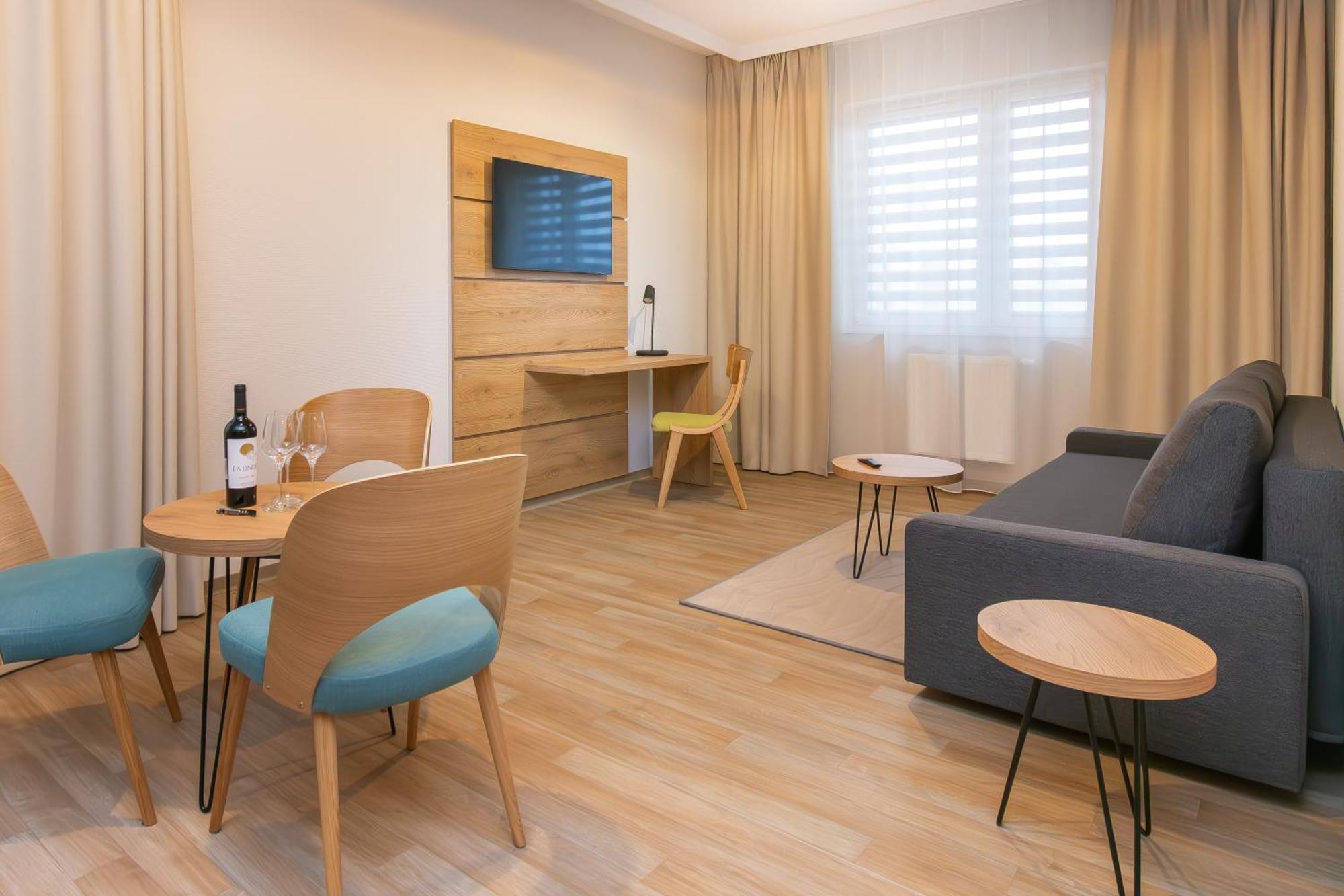 Novy Hotel Zielona Gora  Bagian luar foto