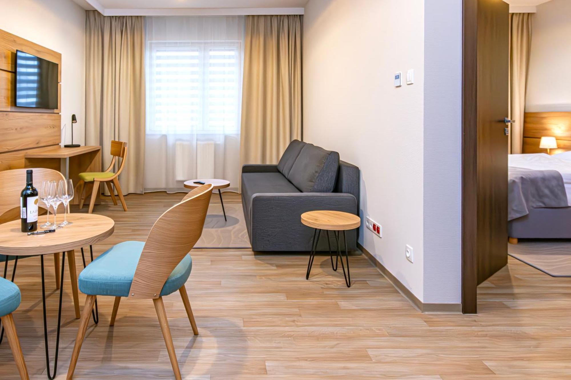 Novy Hotel Zielona Gora  Bagian luar foto