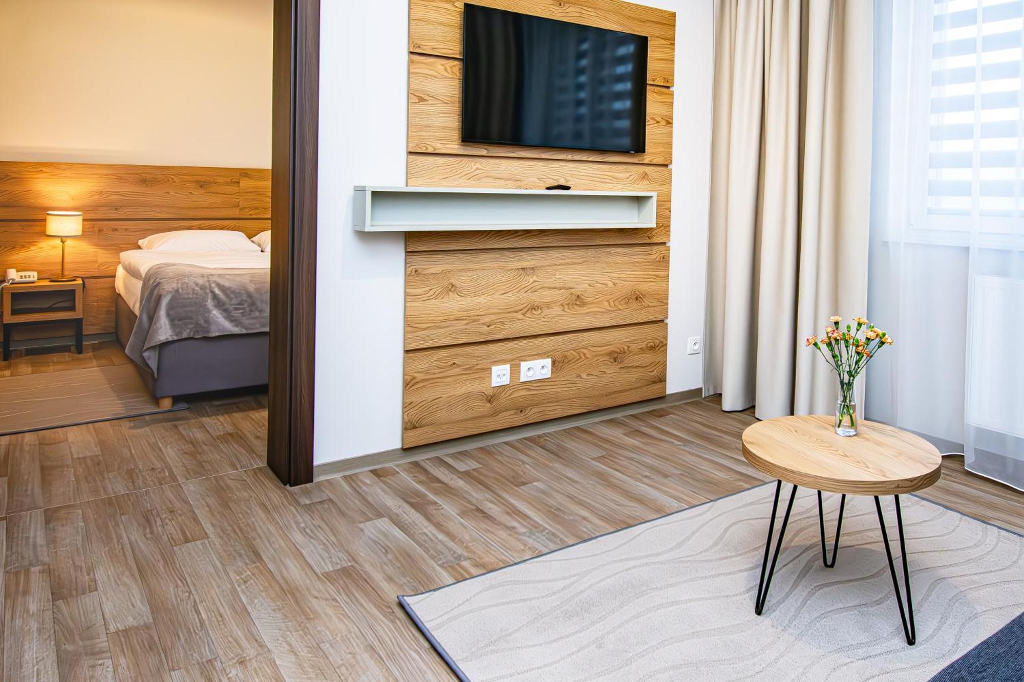 Novy Hotel Zielona Gora  Bagian luar foto