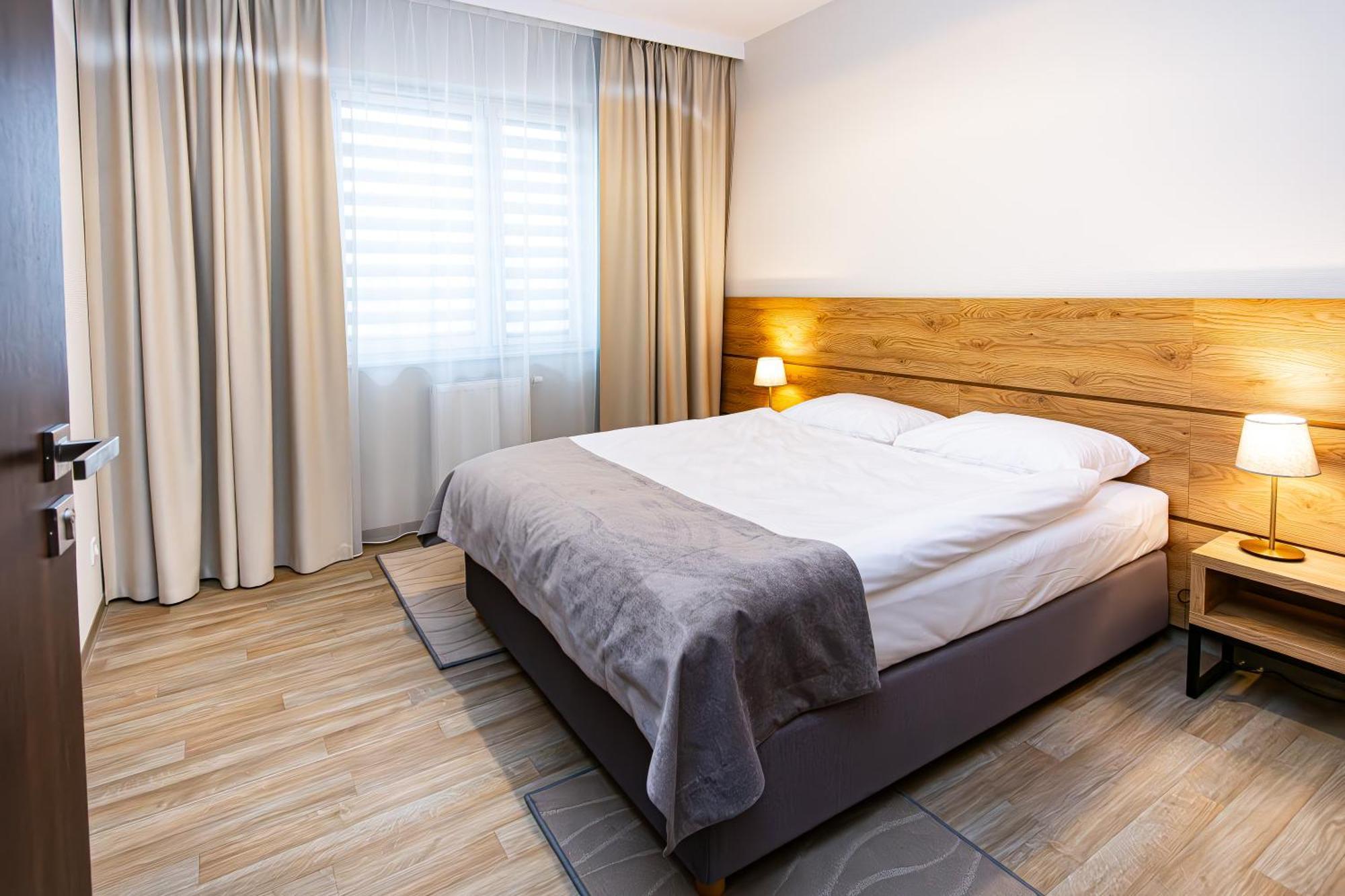 Novy Hotel Zielona Gora  Bagian luar foto