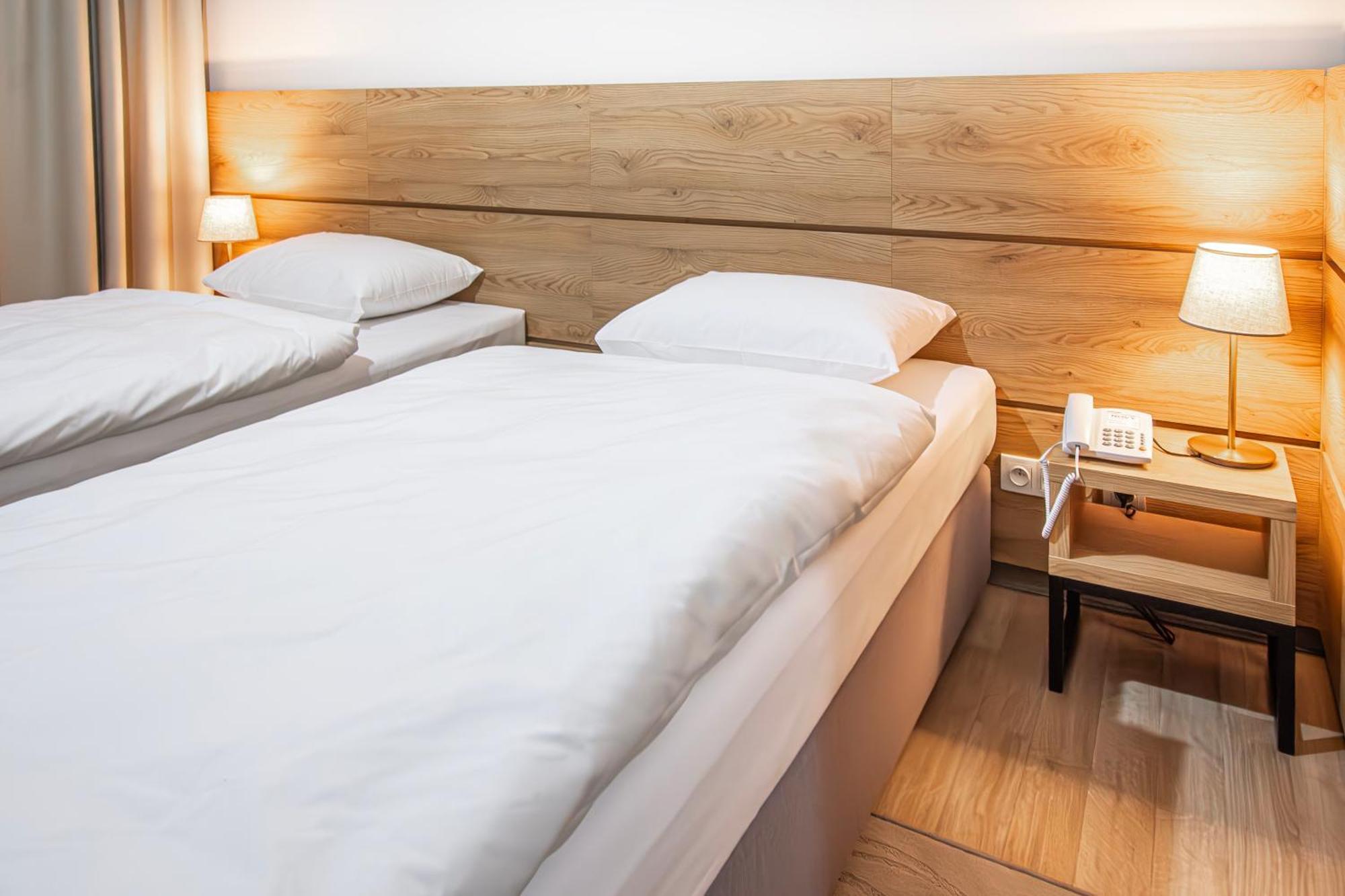 Novy Hotel Zielona Gora  Bagian luar foto