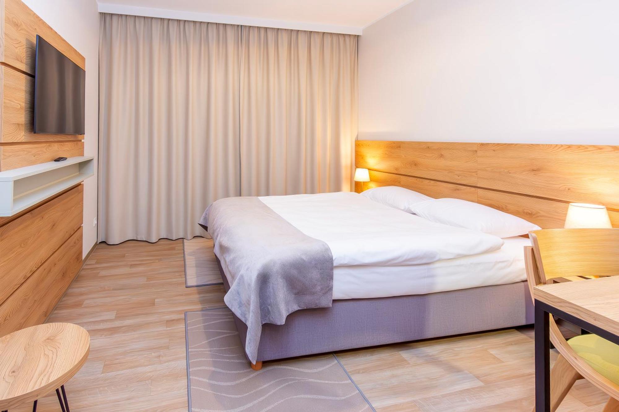 Novy Hotel Zielona Gora  Bagian luar foto